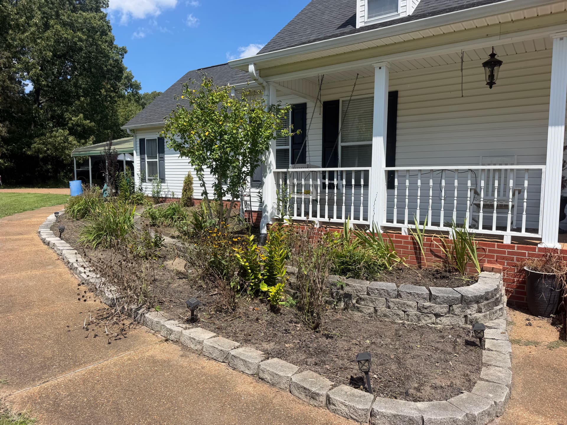 Gallery photos for Overgrown Flowerbeds Cleaned Out and Ready for a Fresh Design: Image #3
