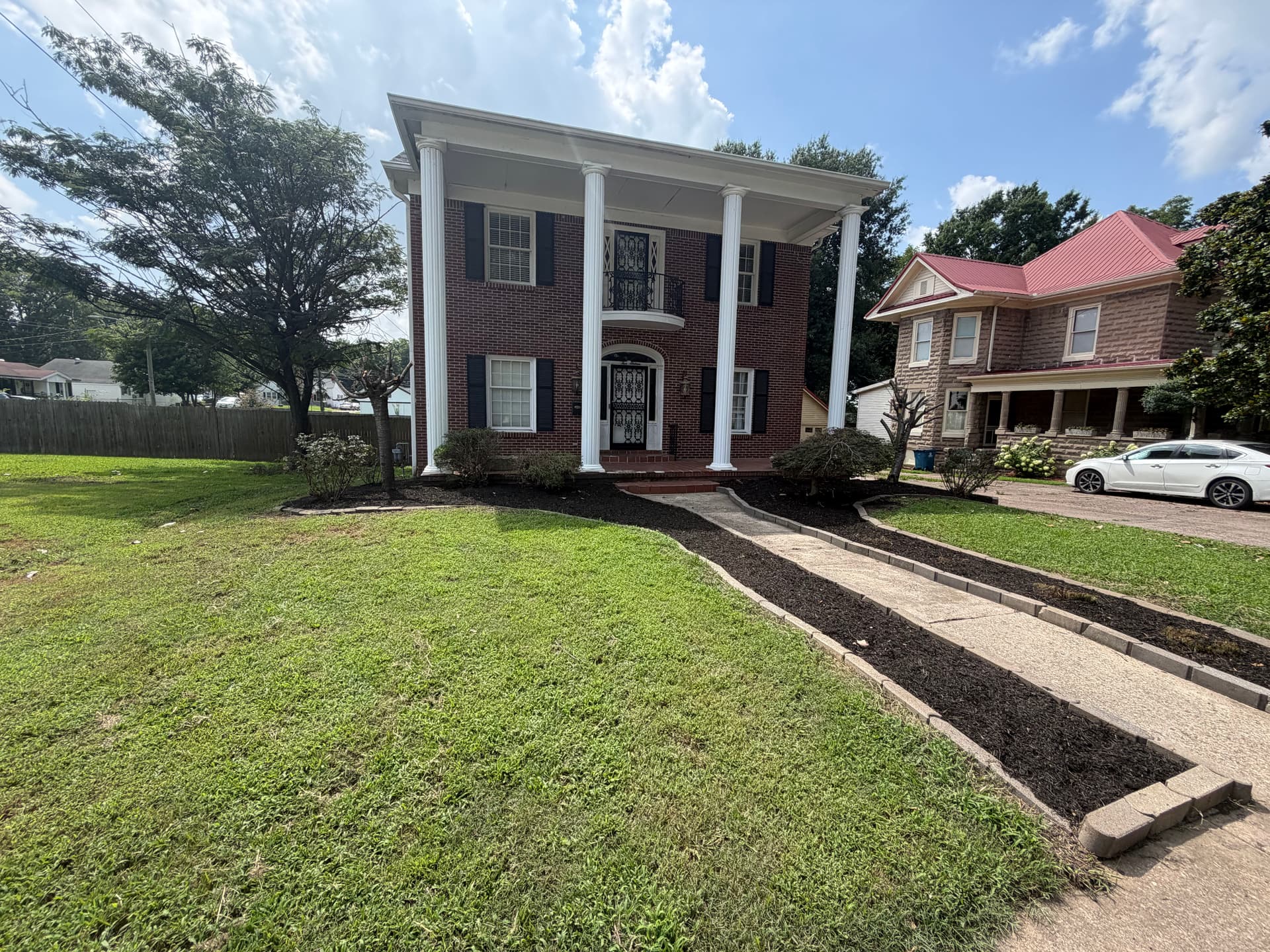 Gallery photos for Fresh Mulch and Clean Edges at a Trenton TN Property: Image #1