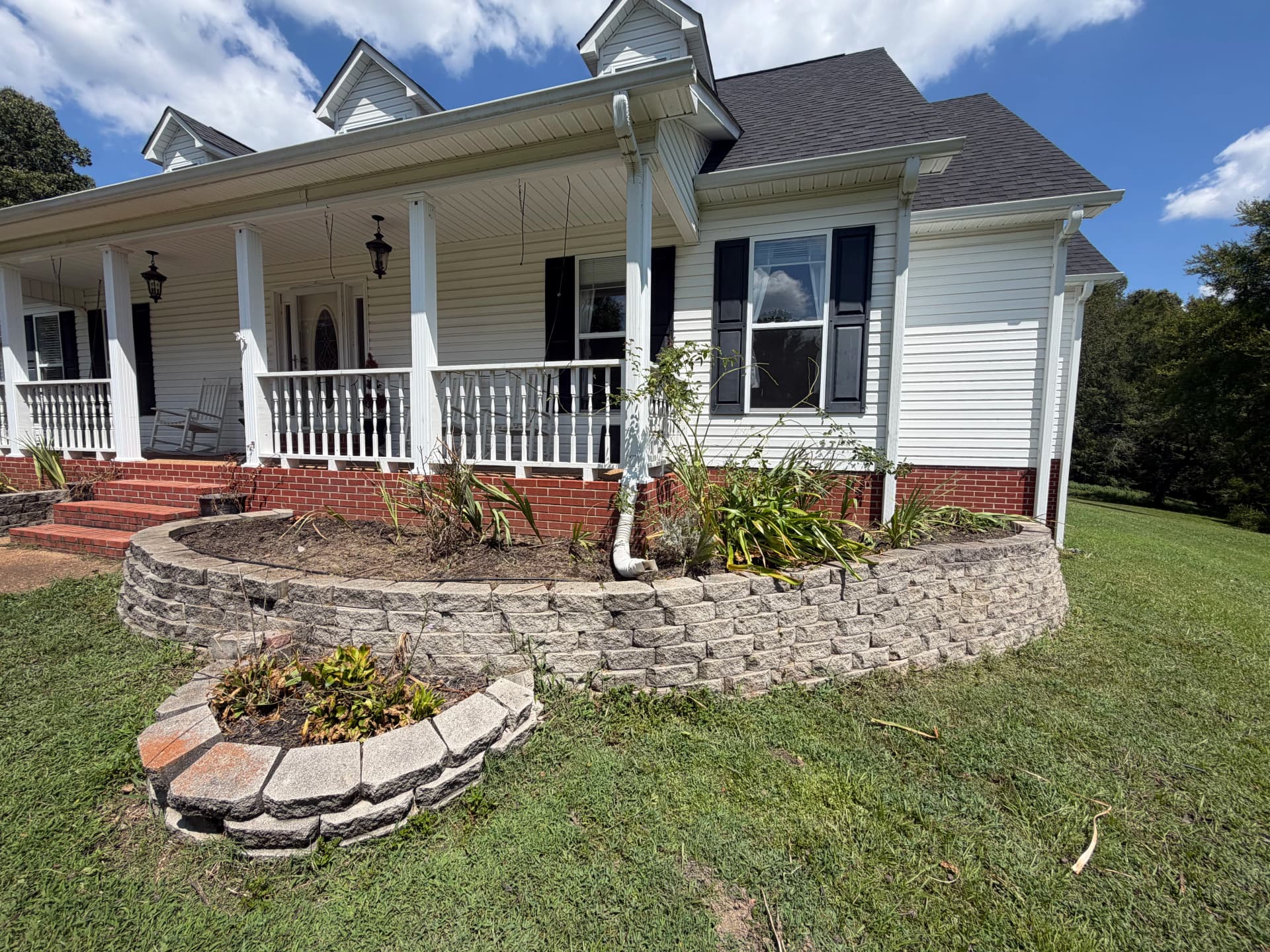 Gallery photos for Overgrown Flowerbeds Cleaned Out and Ready for a Fresh Design: Image #5