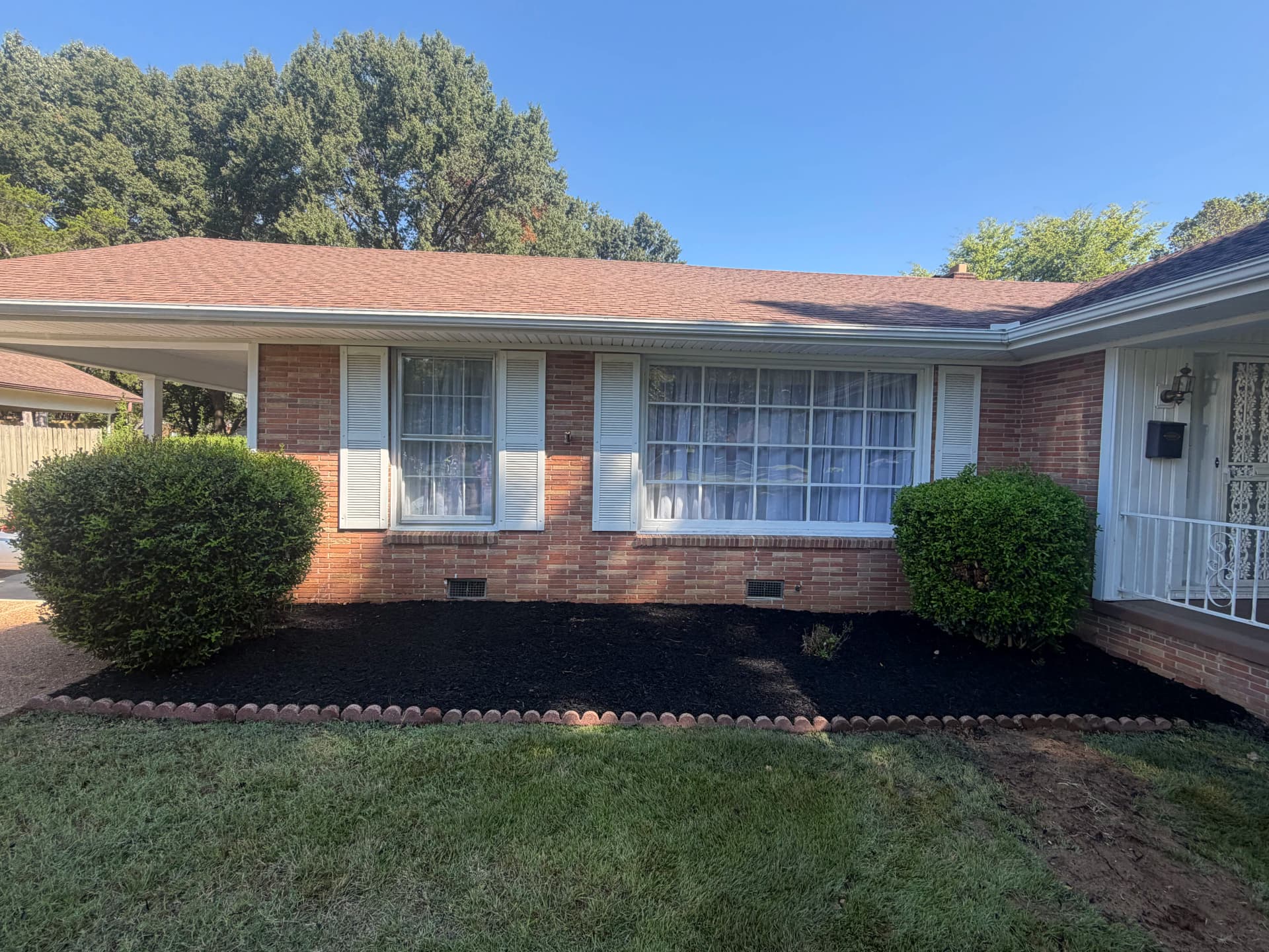 Black Mulch and Bed Cleanups That Actually Change the Look image