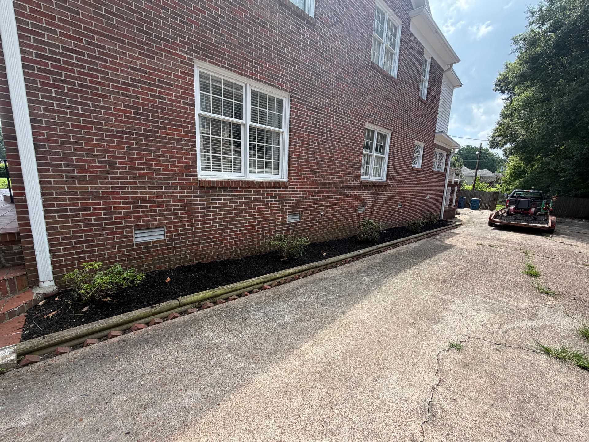 Gallery photos for Fresh Mulch and Clean Edges at a Trenton TN Property: Image #5