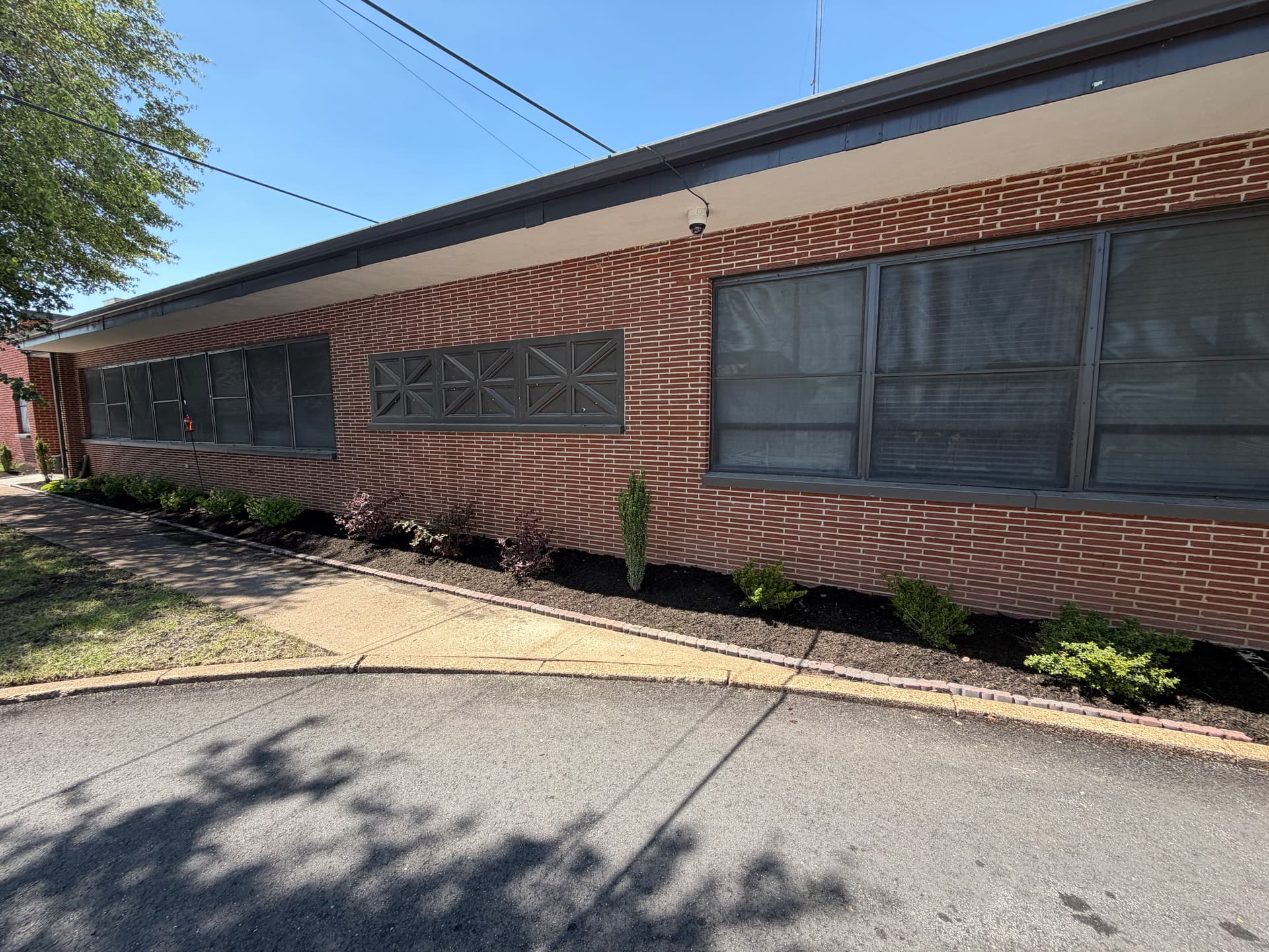 Landscape Clean Up and Mulch Install at Humboldt Utilities image