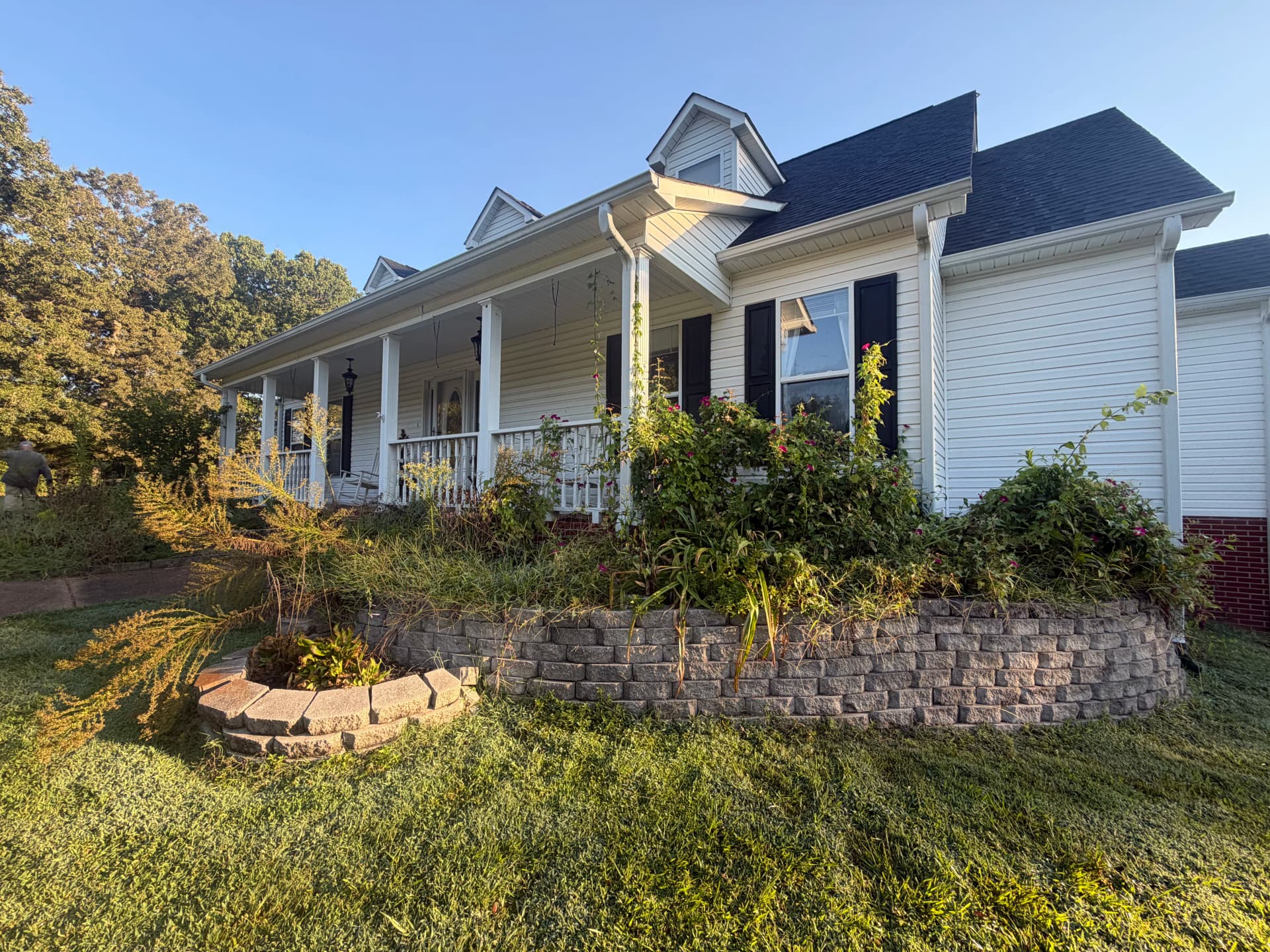Gallery photos for Overgrown Flowerbeds Cleaned Out and Ready for a Fresh Design: Image #4