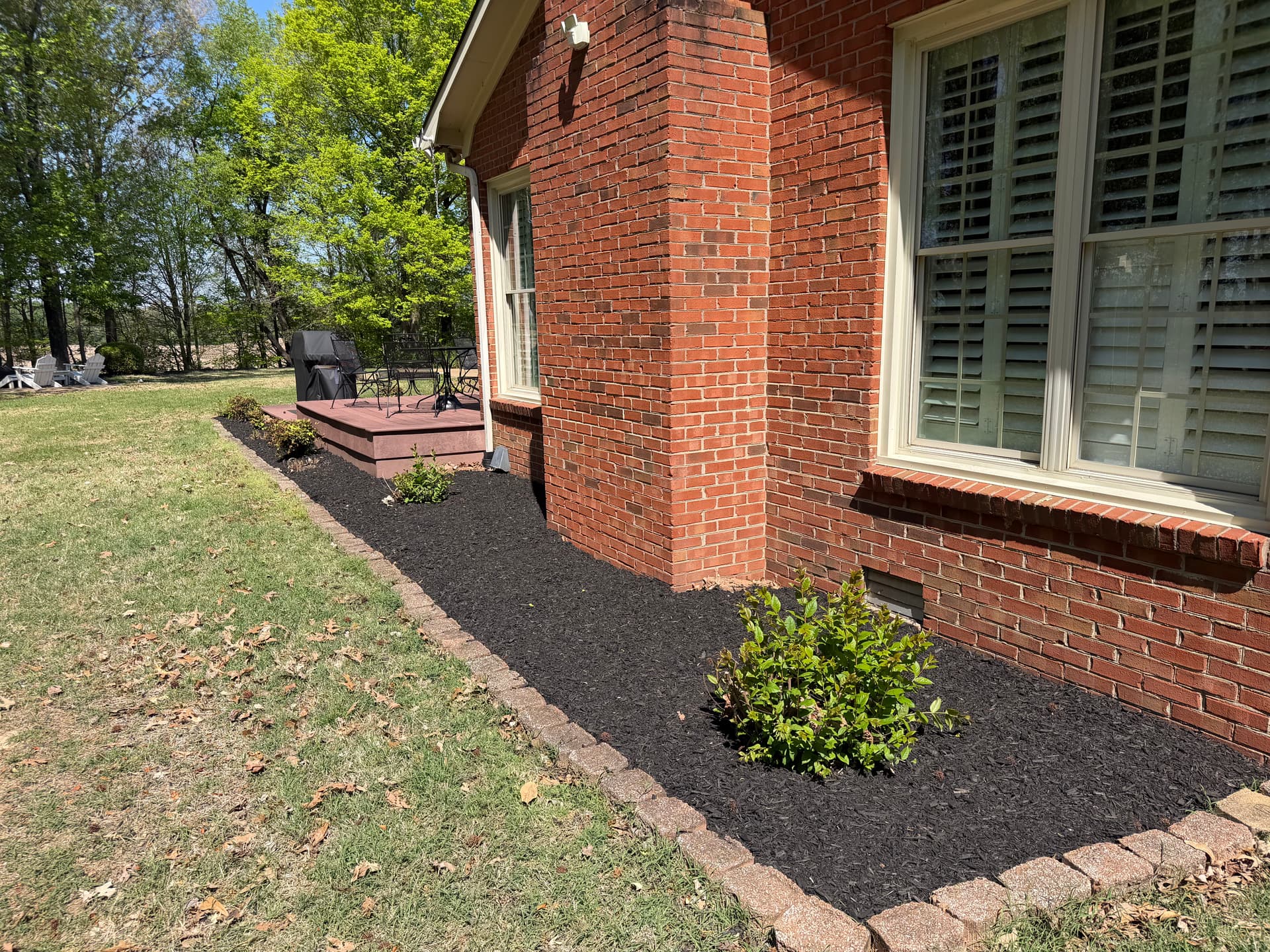 Gallery photos for Fresh Black Mulch Install That Ties the Whole Yard Together: Image #5