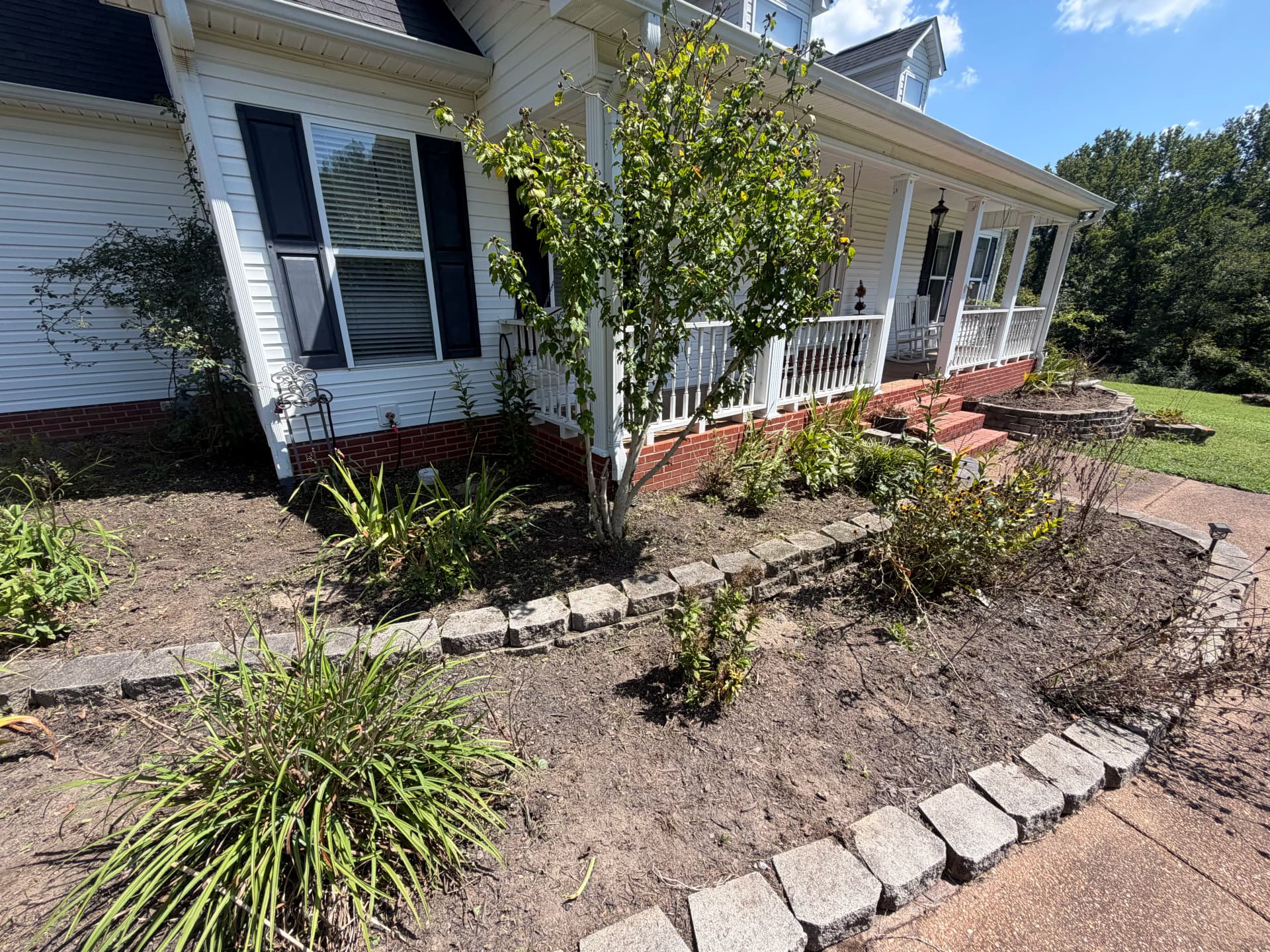 Gallery photos for Overgrown Flowerbeds Cleaned Out and Ready for a Fresh Design: Image #6