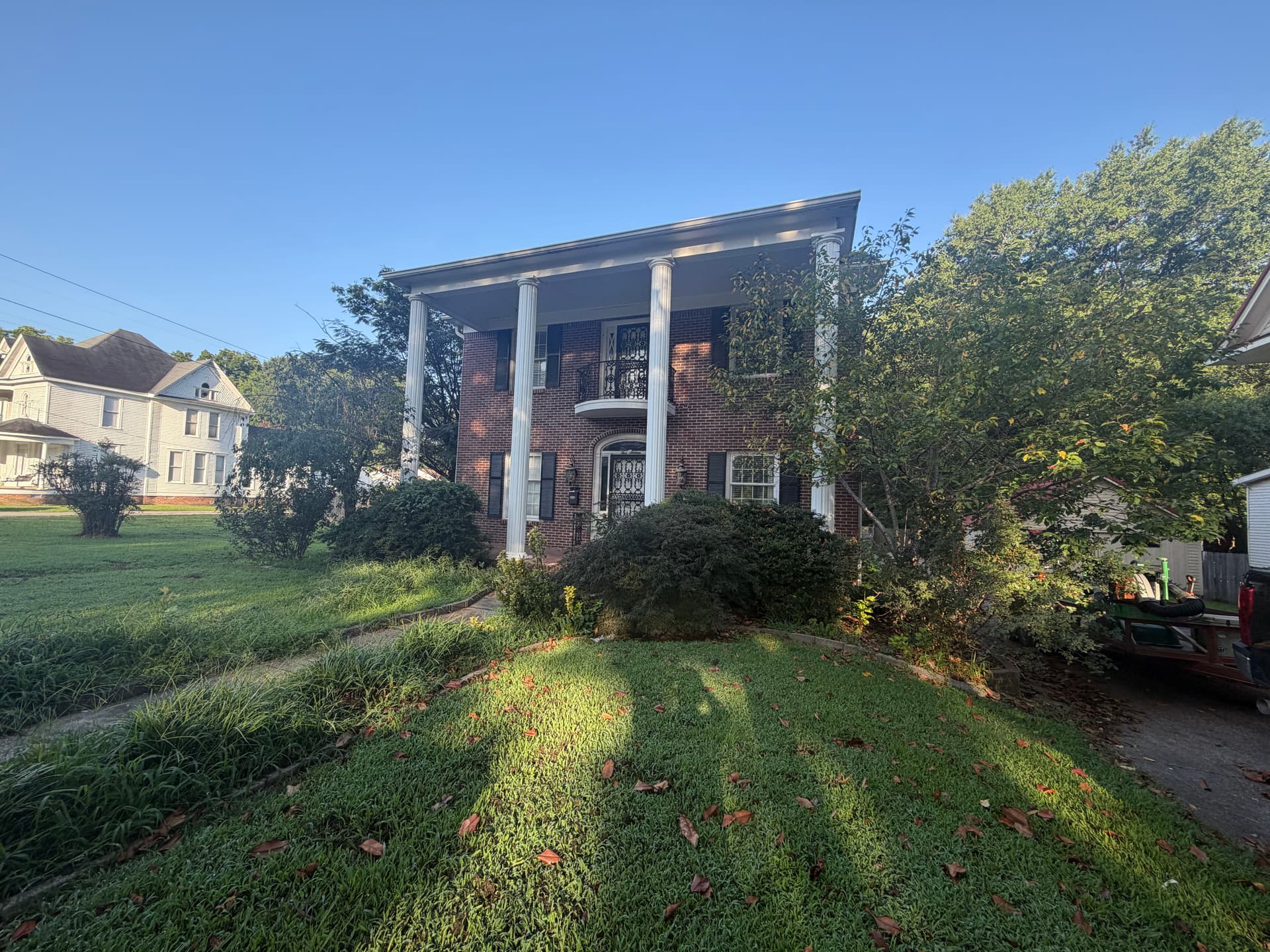 Gallery photos for Fresh Mulch and Clean Edges at a Trenton TN Property: Image #2