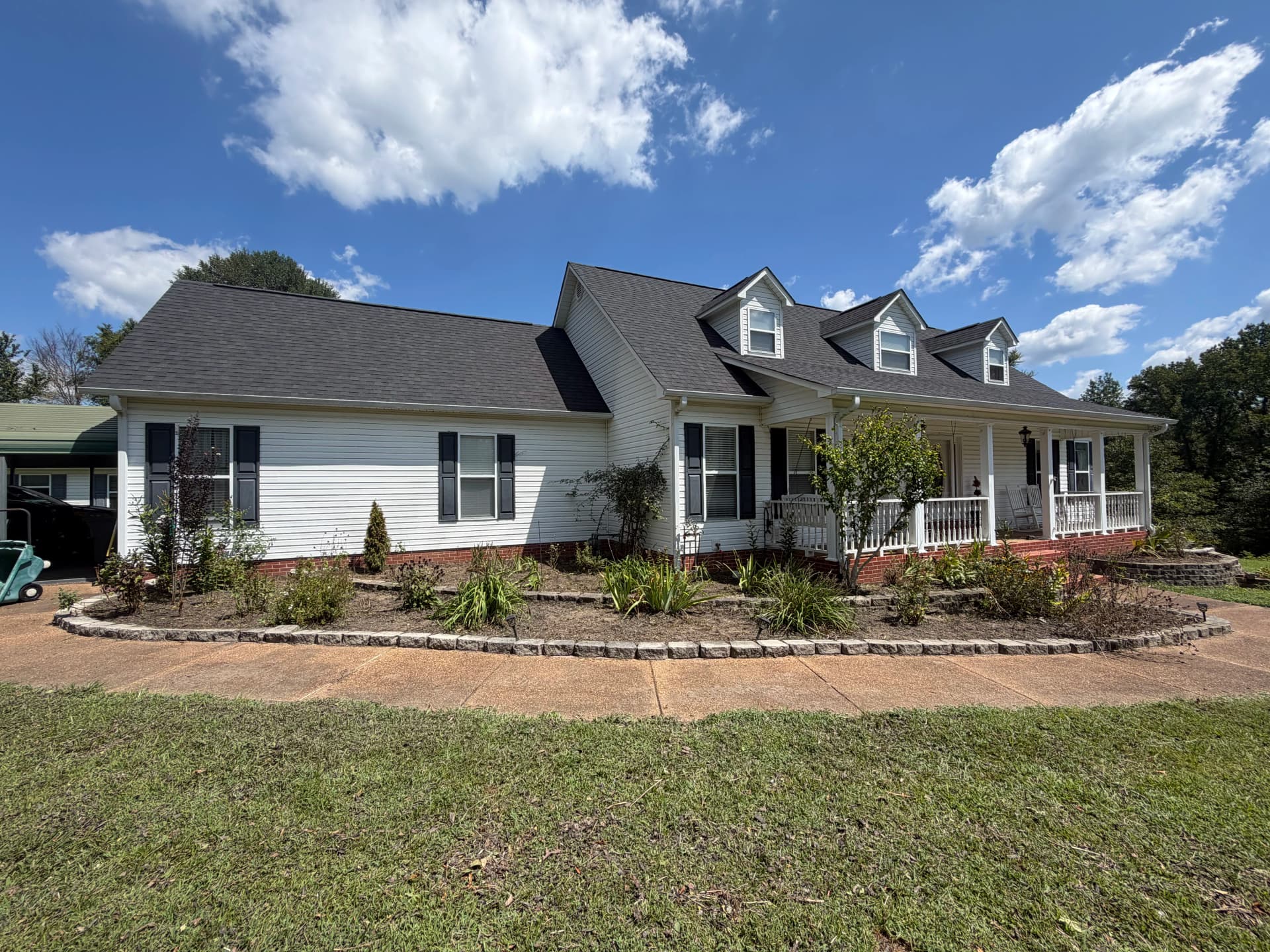 Gallery photos for Overgrown Flowerbeds Cleaned Out and Ready for a Fresh Design: Image #1