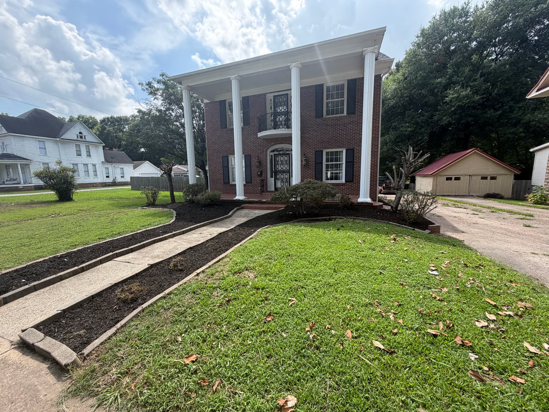 Gallery photos for Fresh Mulch and Clean Edges at a Trenton TN Property: Image #3