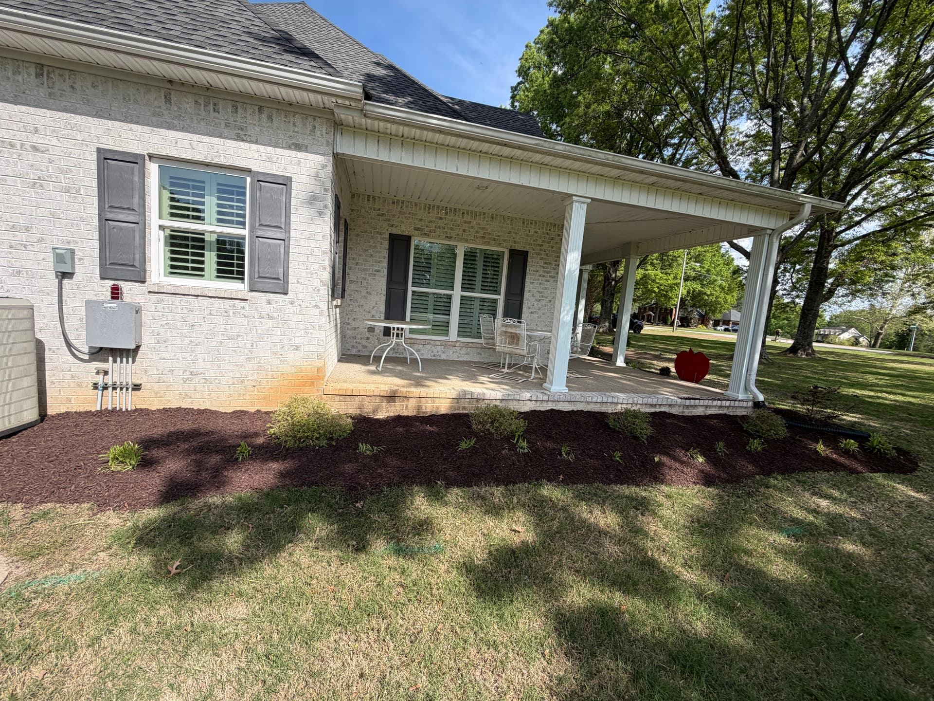 Gallery photos for Flowerbed Cleanup and Fresh Mulch Install in Humboldt: Image #7