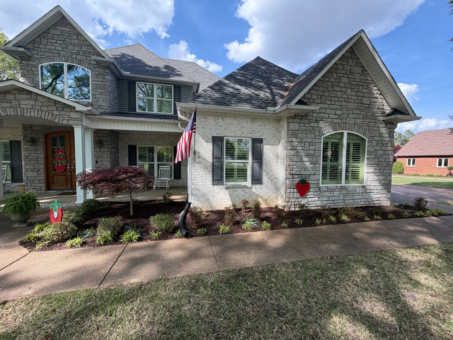 Gallery photos for Flowerbed Cleanup and Fresh Mulch Install in Humboldt: Image #1