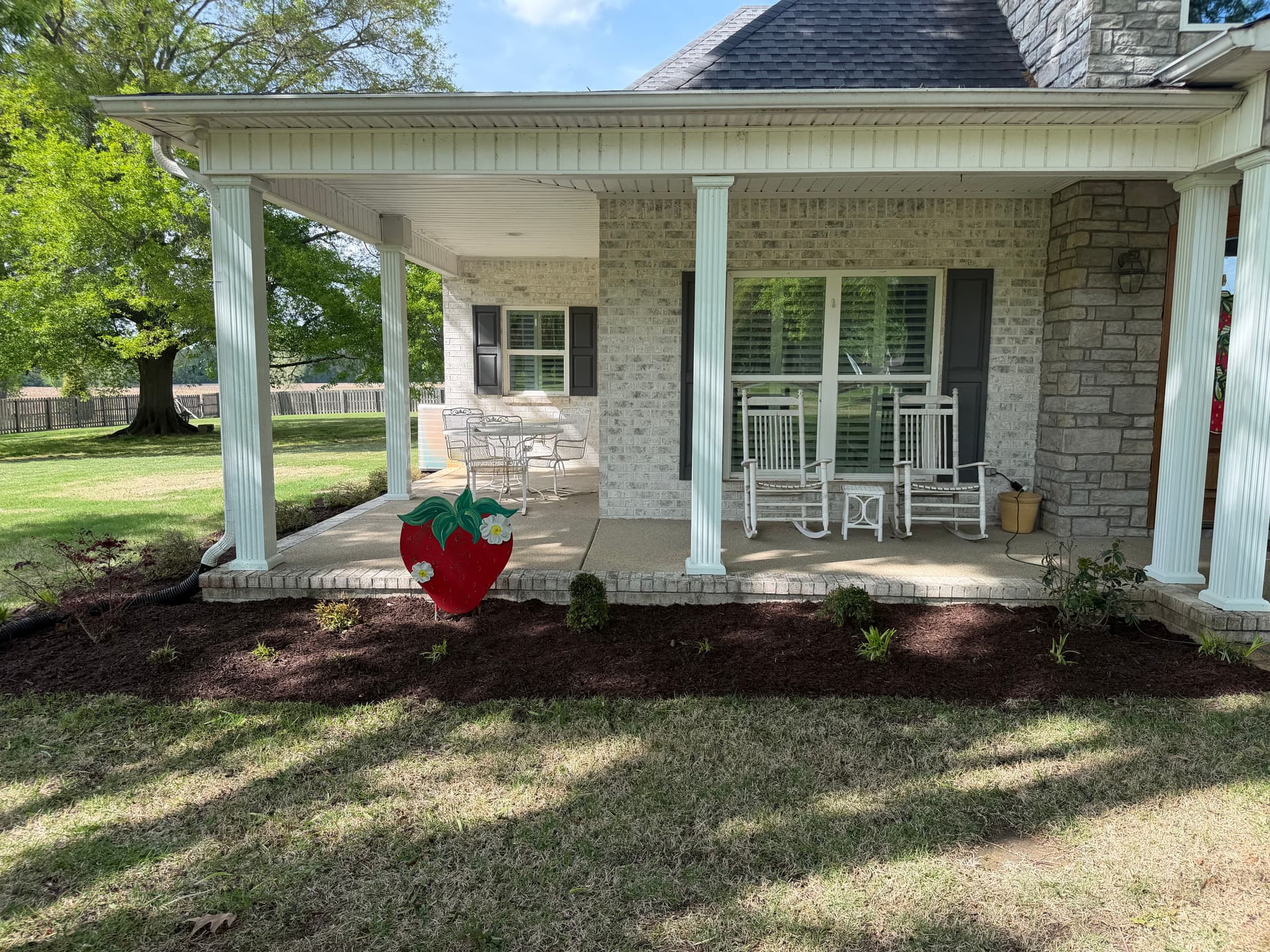 Gallery photos for Flowerbed Cleanup and Fresh Mulch Install in Humboldt: Image #8