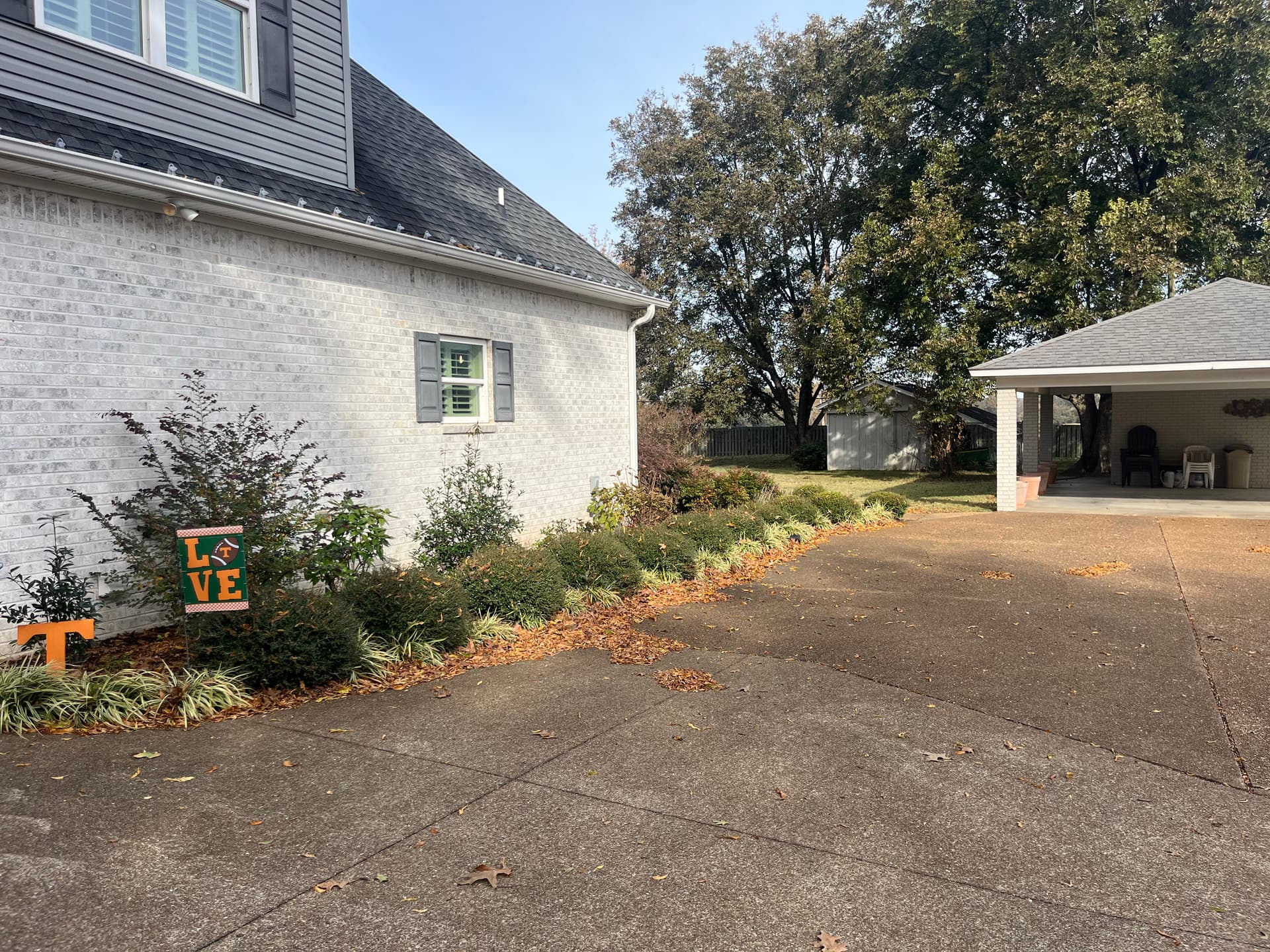 Gallery photos for Effortless Leaf Cleanup and Mulching for a Stunning Yard: Image #2