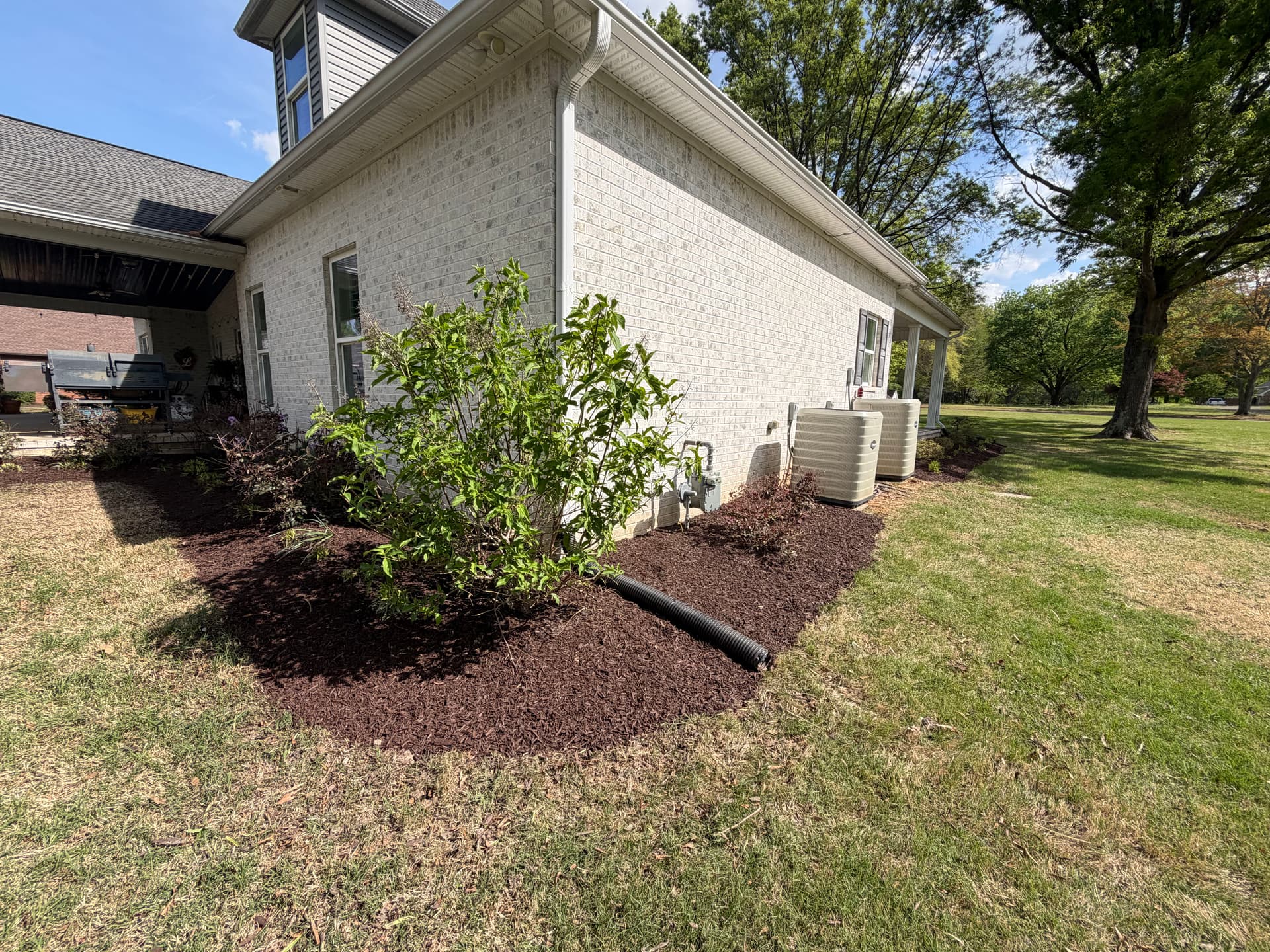 Gallery photos for Flowerbed Cleanup and Fresh Mulch Install in Humboldt: Image #6